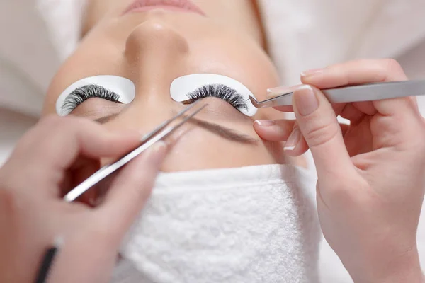 View from above of stylist lengthening lashes. — Stock Photo, Image