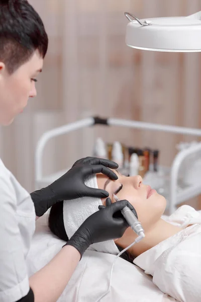 Cosmetologist fazendo maquiagem permanente para a mulher — Fotografia de Stock