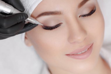 Güzellik salonunda kalıcı hale getirme güzellik uzmanı makyaj