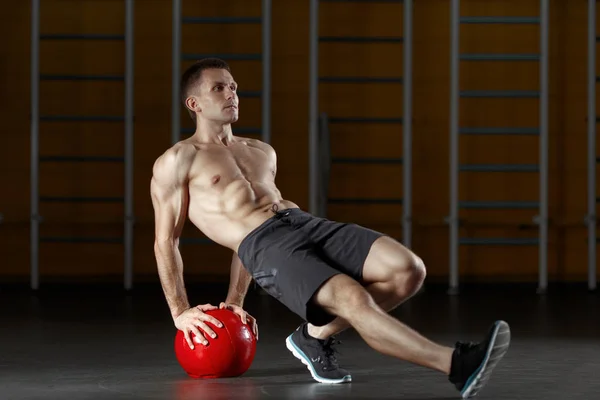 Uomo che fa esercizio per i muscoli della schiena con palla fitness . — Foto Stock