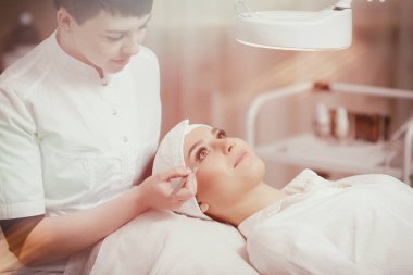 Kadınlar için Güzellik Salonu kirpik uzatma yapma stilist.