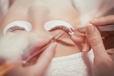 Kadın Güzellik Salonu için uzatma stilist lashes.