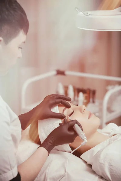 Косметолог делает постоянный макияж для женщины — стоковое фото