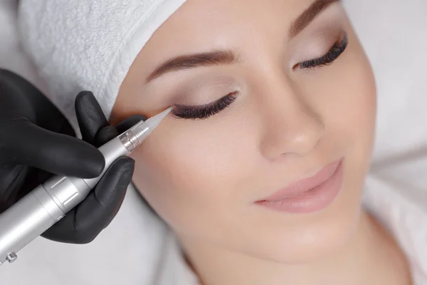 Cosmetólogo haciendo maquillaje permanente en el salón de belleza — Foto de Stock