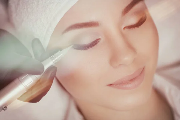Cosmetologist making permanent make up at beauty salon — Stock Photo, Image