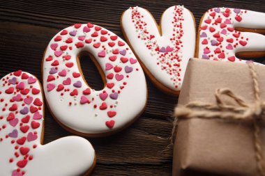 Gingerbreads ve Sevgililer günü için dekore edilmiş kutusu.