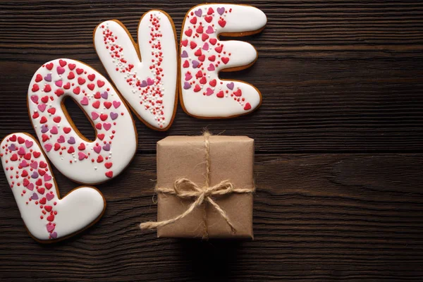 Gingerbreads ve Sevgililer günü için dekore edilmiş kutusu. — Stok fotoğraf