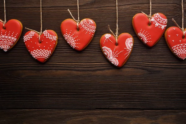 Γραμμή της καρδιάς κόκκινο gingerbreads στην κορδέλα. — Φωτογραφία Αρχείου
