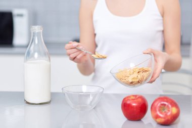 Erkek yemek kahvaltı modern mutfak.