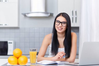 Mutfak öğrendiğim gözlüklü kız.