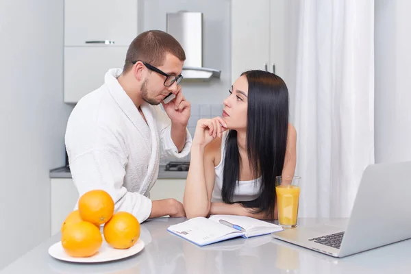 Couple of busy people at morning. — Stock Photo, Image