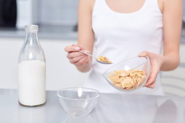 Meşe pul ve süt Kahvaltı.