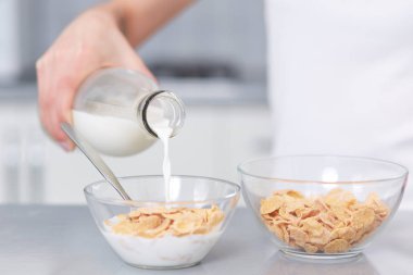 Plaka ile meşe gevreği süt dökme erkek.