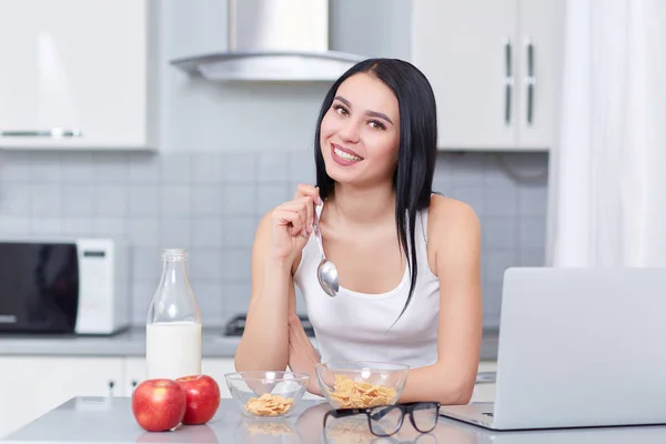 Mädchen isst Eichenflocken und Milch. — Stockfoto