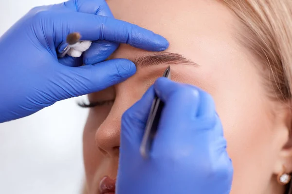 Plucking eyebrows by forceps for client. — Stock Photo, Image