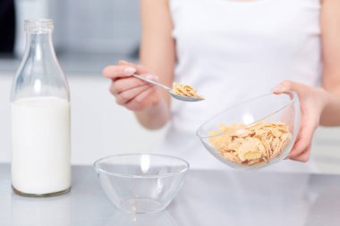 Meşe pul ve süt Kahvaltı.