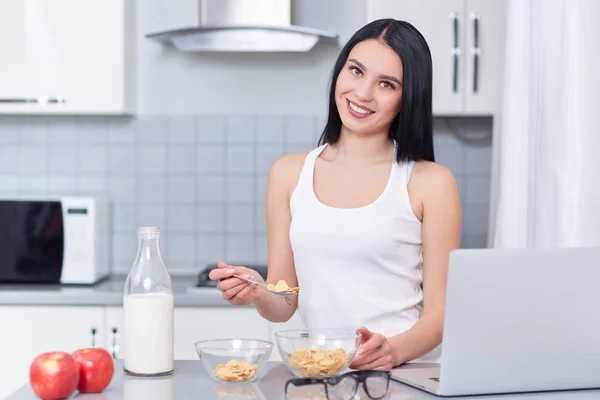 Mädchen isst Eichenflocken und Milch. — Stockfoto