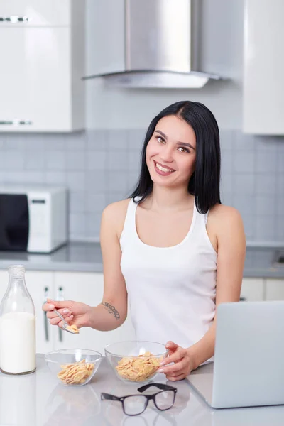 Mädchen isst Eichenflocken und Milch. — Stockfoto