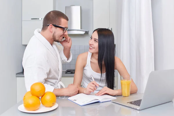 Couple of busy people at morning. — Stock Photo, Image