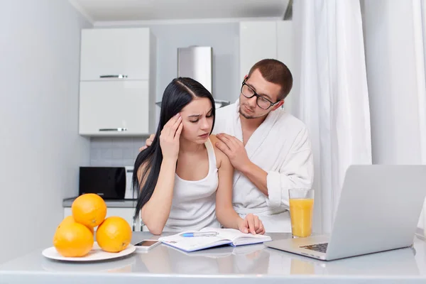 Man helping with study her girlfriend. — Stock Photo, Image
