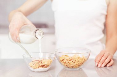 Plaka ile meşe gevreği süt dökme erkek.