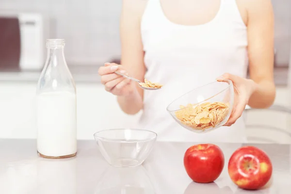 Female cooking breakfast at modern kitchen. — Stock Photo, Image