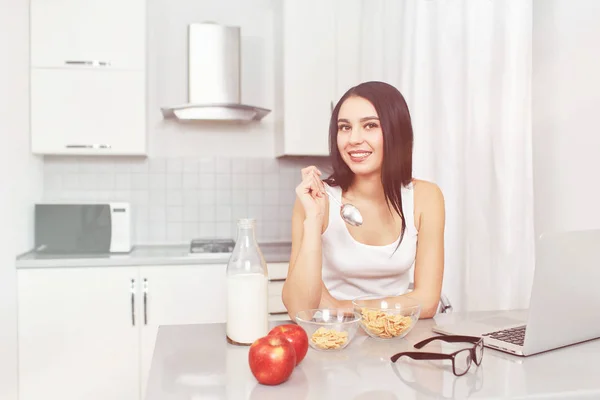 Mädchen isst Eichenflocken und Milch. — Stockfoto