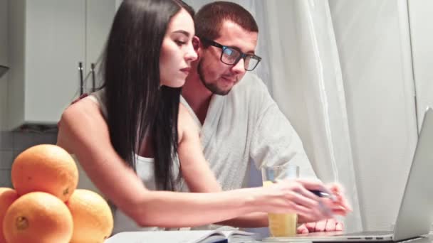 Pareja estudiando con el ordenador portátil y el día de cepillado . — Vídeos de Stock