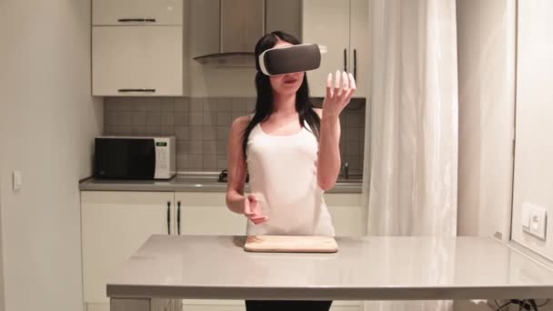 Girl in VR glasses choosing freshes products and vegetables. — Stock Video