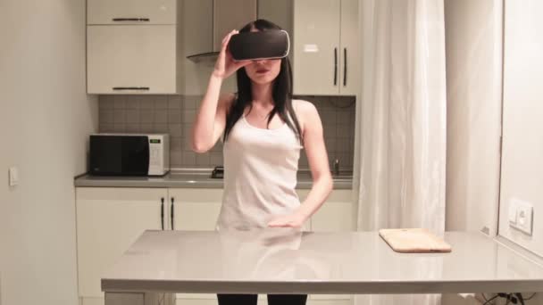 Menina em óculos VR esfregando e mesa de limpeza por pano . — Vídeo de Stock