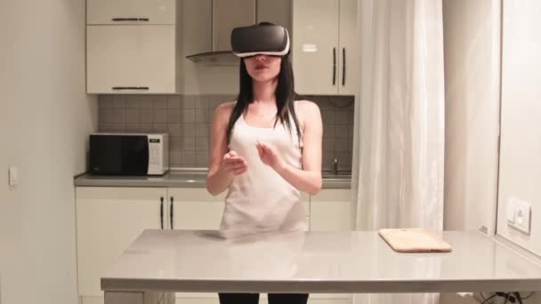 Femme en VR frotter par des plaques de chiffon et mettre sur l'étagère . — Video