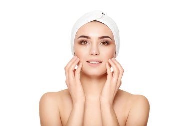 Yüzünde beyaz bir arka plan dokunmadan güzel genç kadın