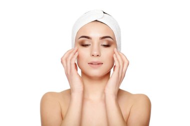 Yüzünde beyaz bir arka plan dokunmadan güzel genç kadın