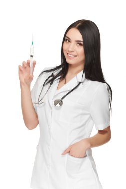 Onun elinde bir şırınga ile gülümseyen genç kadın doktor portresi