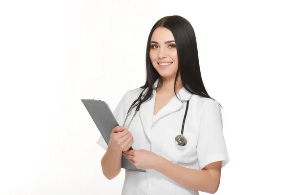 Женщина-врач с планшетом, изолированный на белом фоне. — стоковое фото