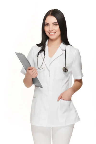 Женщина-врач с планшетом, изолированный на белом фоне. — стоковое фото