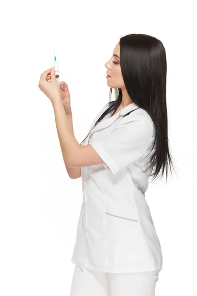 Brunette sestra hospodářství injekční stříkačka s očkovací látkou pro pacienta. — Stock fotografie