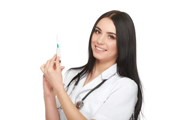 Brünette Krankenschwester hält Spritze und bereitet Injektion mit Impfstoff vor. — Stockfoto