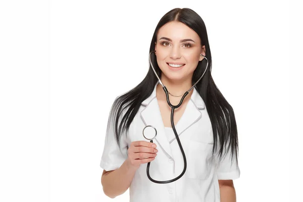 Lächelnde Ärztin zeigt Stethoskop vor Kamera. — Stockfoto