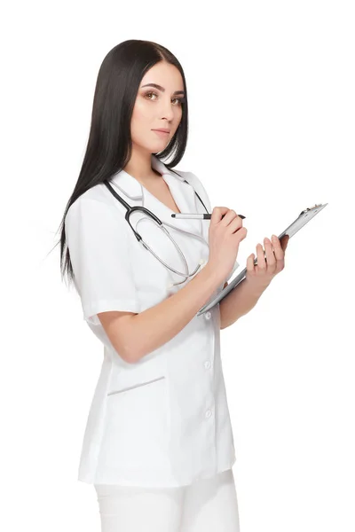 Красивая медсестра со стетоскопом вокруг шеи регистрирует пациента . — стоковое фото