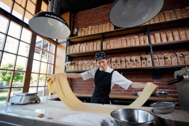 İle haddelenmiş çalışan kadın yoğurun