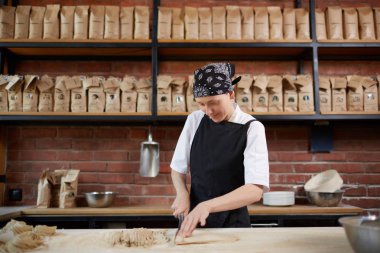 Erişte kafede Dilimleme kadın