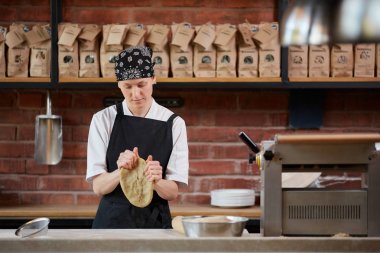 Mutfakta hamur yoğuran kadın