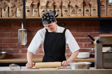 Oklava ile çalışan neşeli kadın