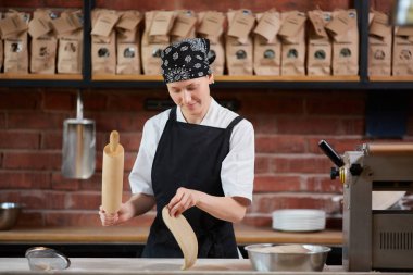 Kadın mutfakta çalışırken hamur