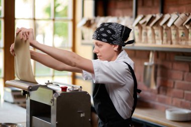 Makarna için hazırlama kadın yoğurun