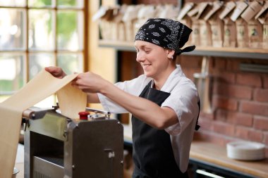Makarna restoranda çalışan gülümseyen