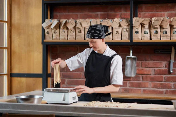 Donna che cucina tagliatelle in caffè — Foto Stock