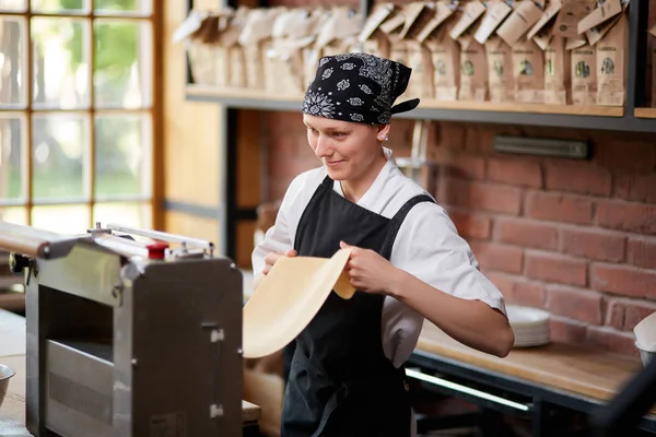 Donna allegra che lavora con la macchina della pasta — Foto Stock