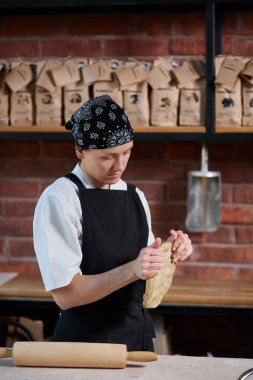 Mutfakta hamur yoğuran kadın